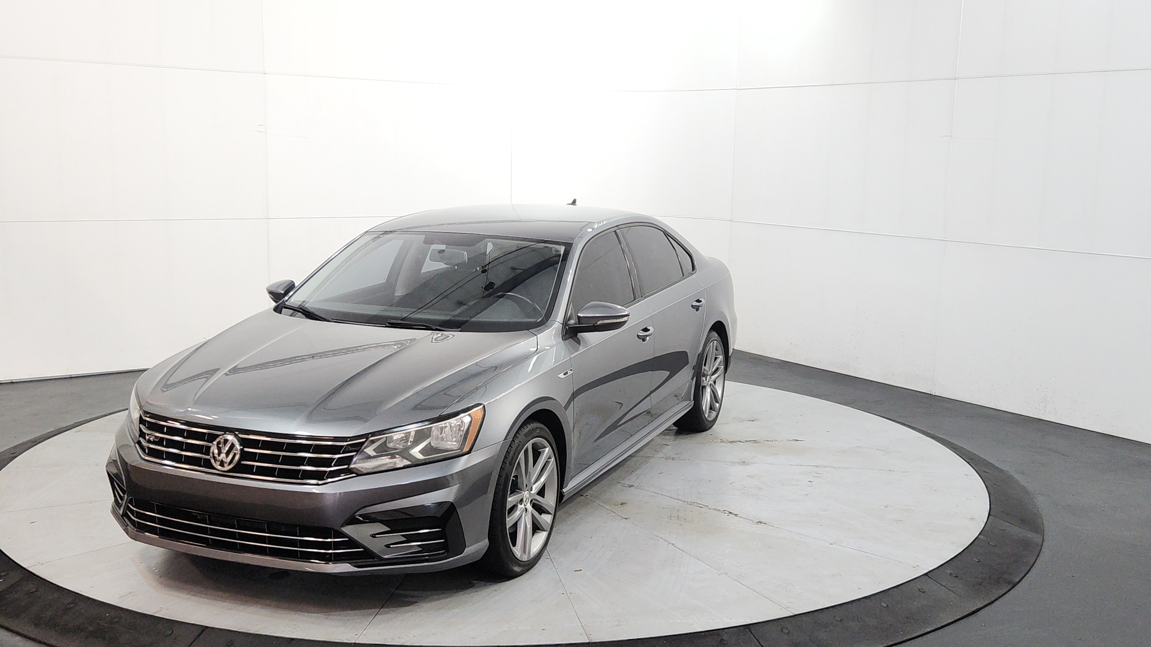 2018 Volkswagen Passat 2.0T R-Line Auto's photo