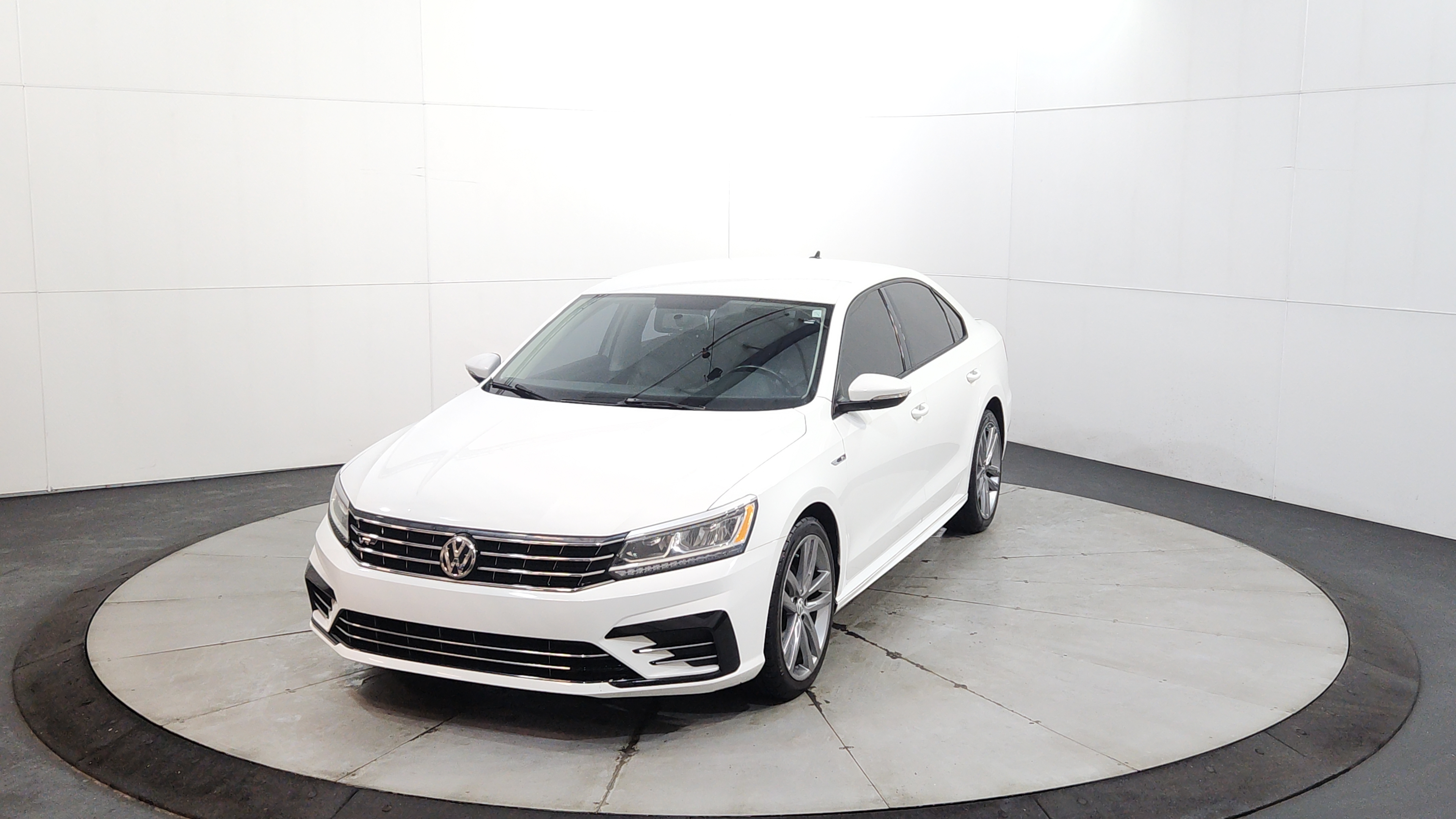 2018 Volkswagen Passat R-Line