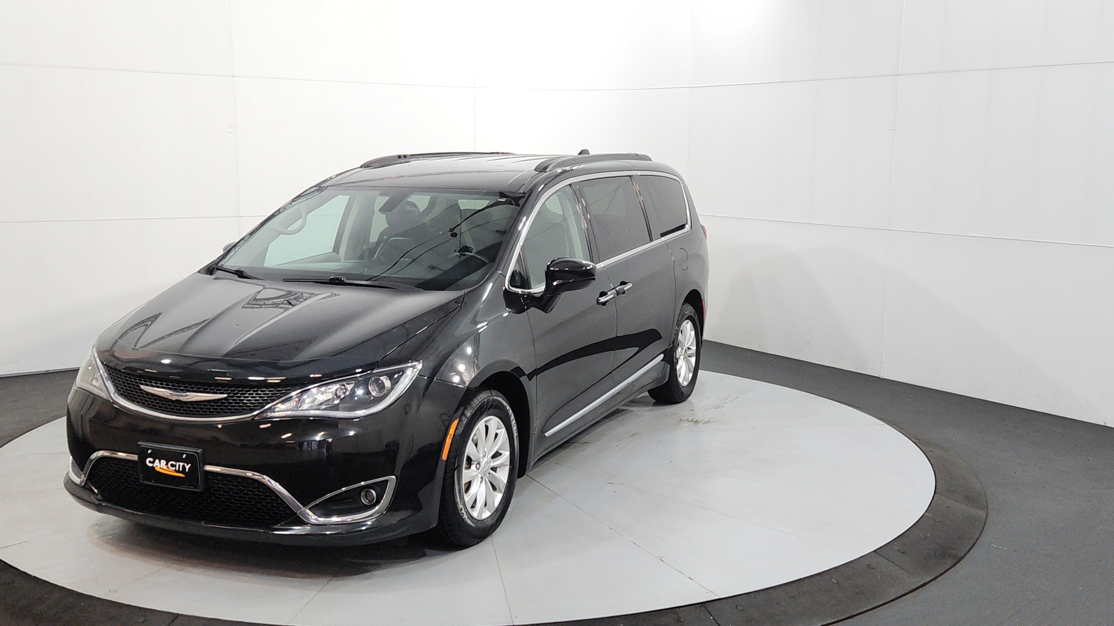 2017 Chrysler Pacifica Touring-L's photo