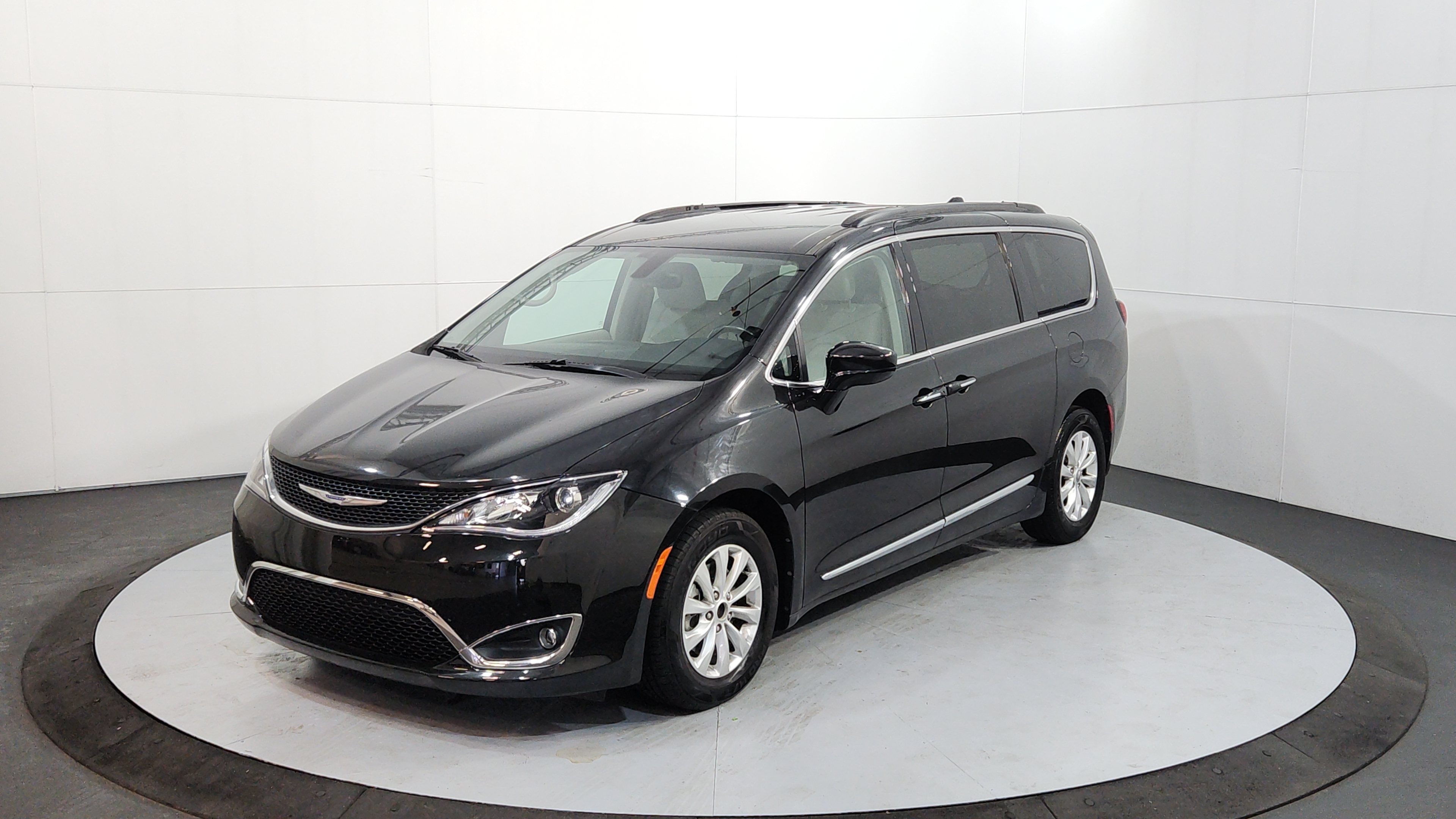 2017 Chrysler Pacifica Touring-L's photo