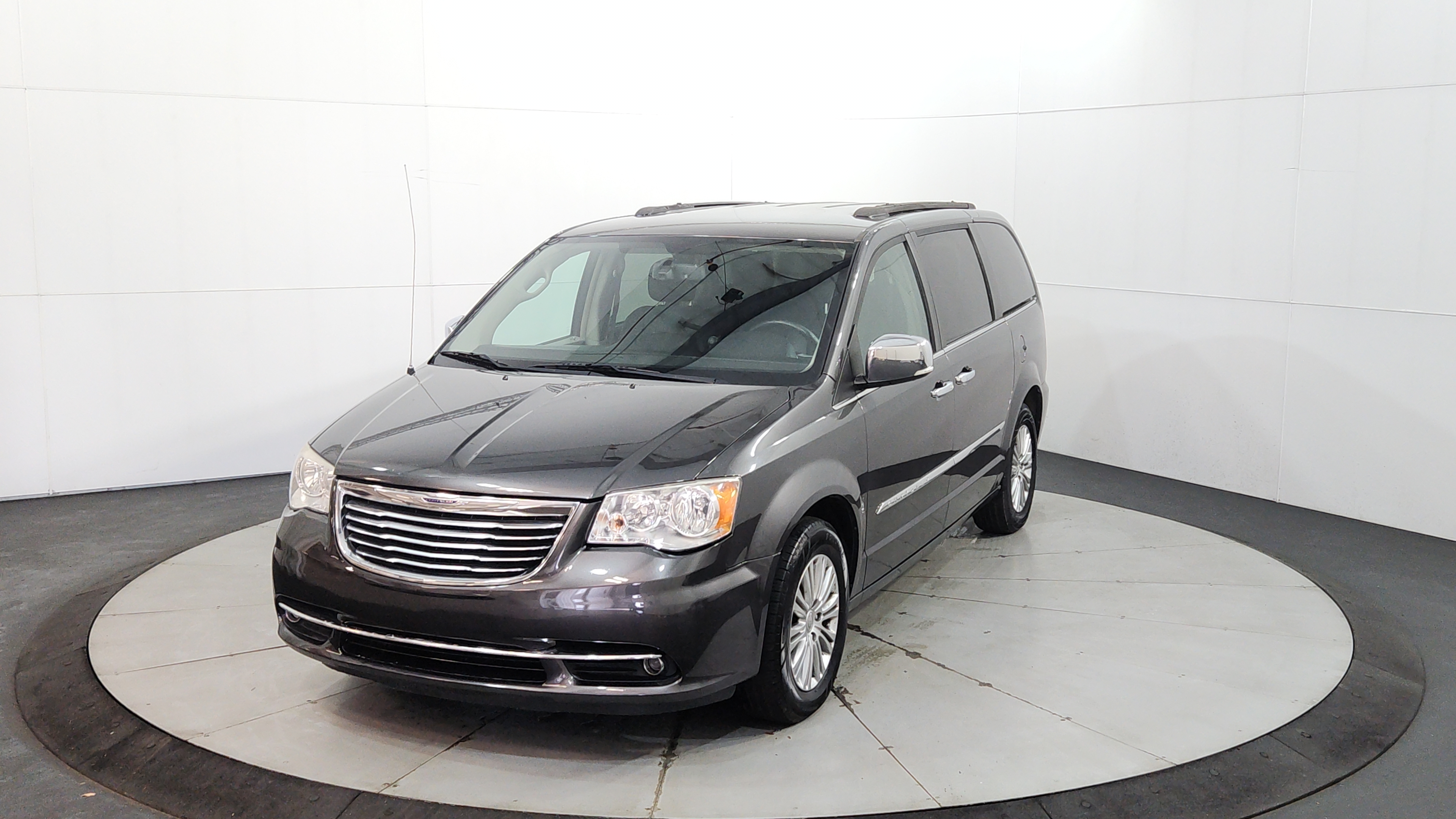 2015 Chrysler Town & Country Touring-L's photo