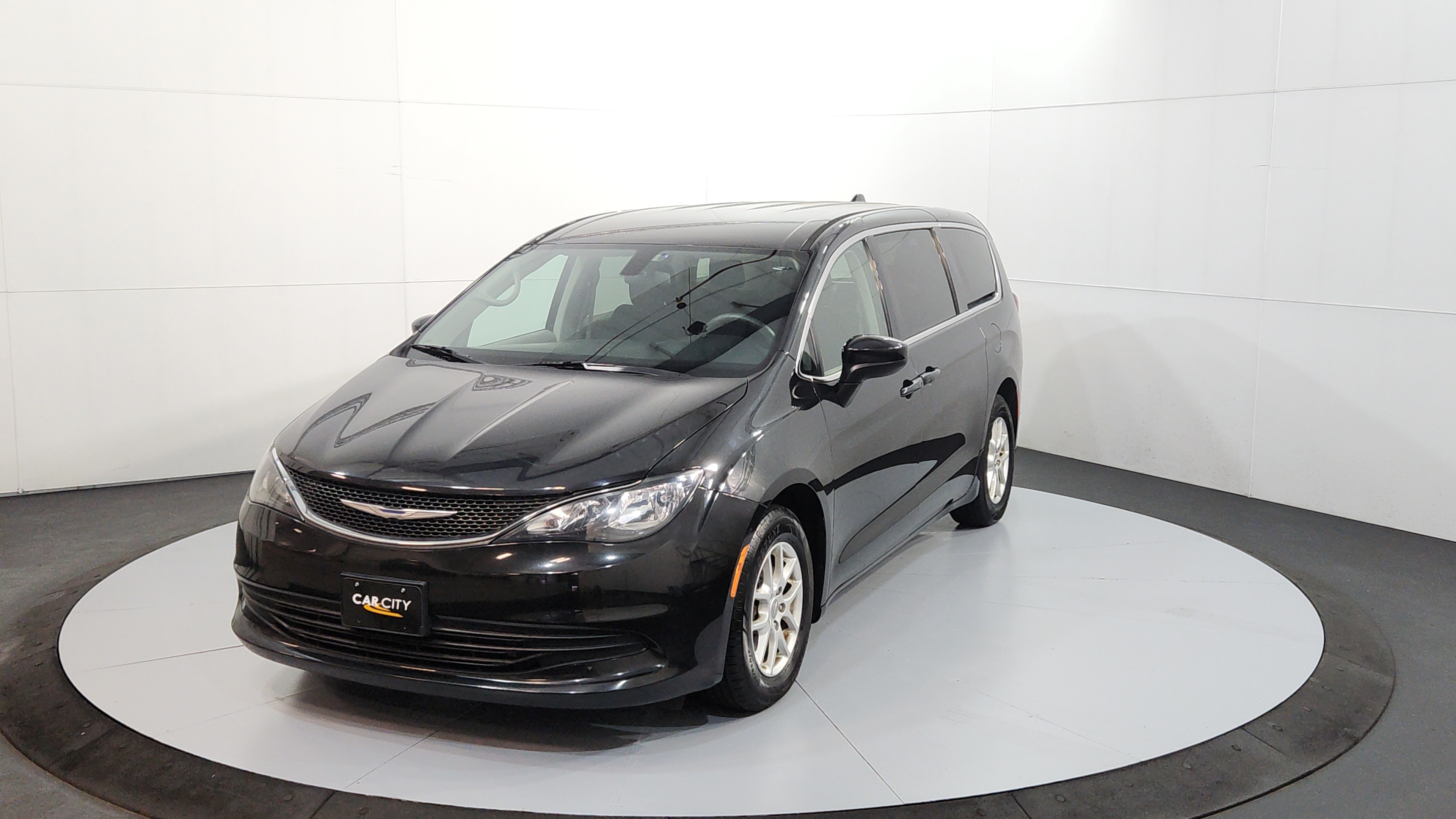 2018 Chrysler Pacifica LX's photo
