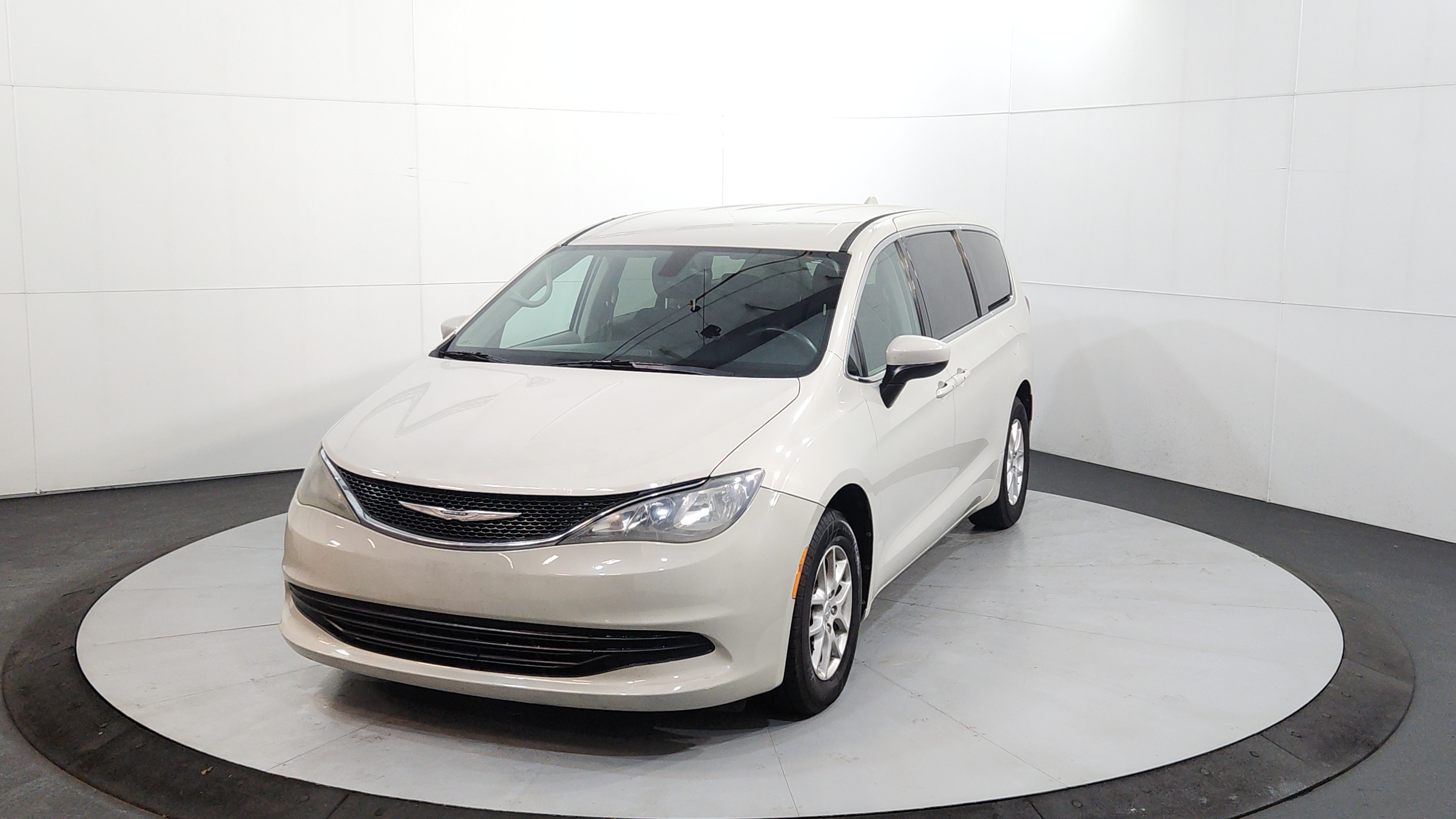 2017 Chrysler Pacifica Touring's photo