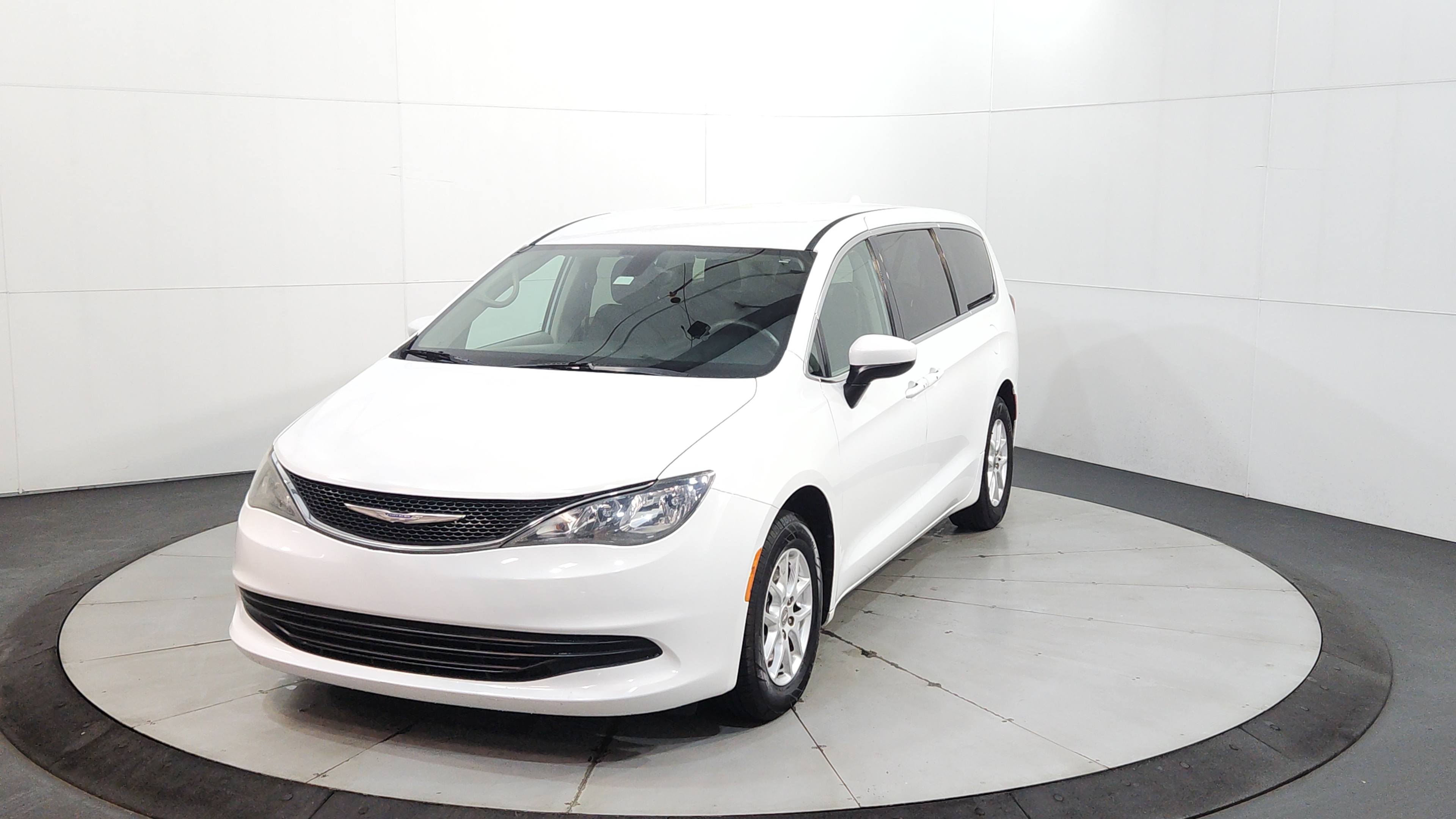 2017 Chrysler Pacifica Touring's photo