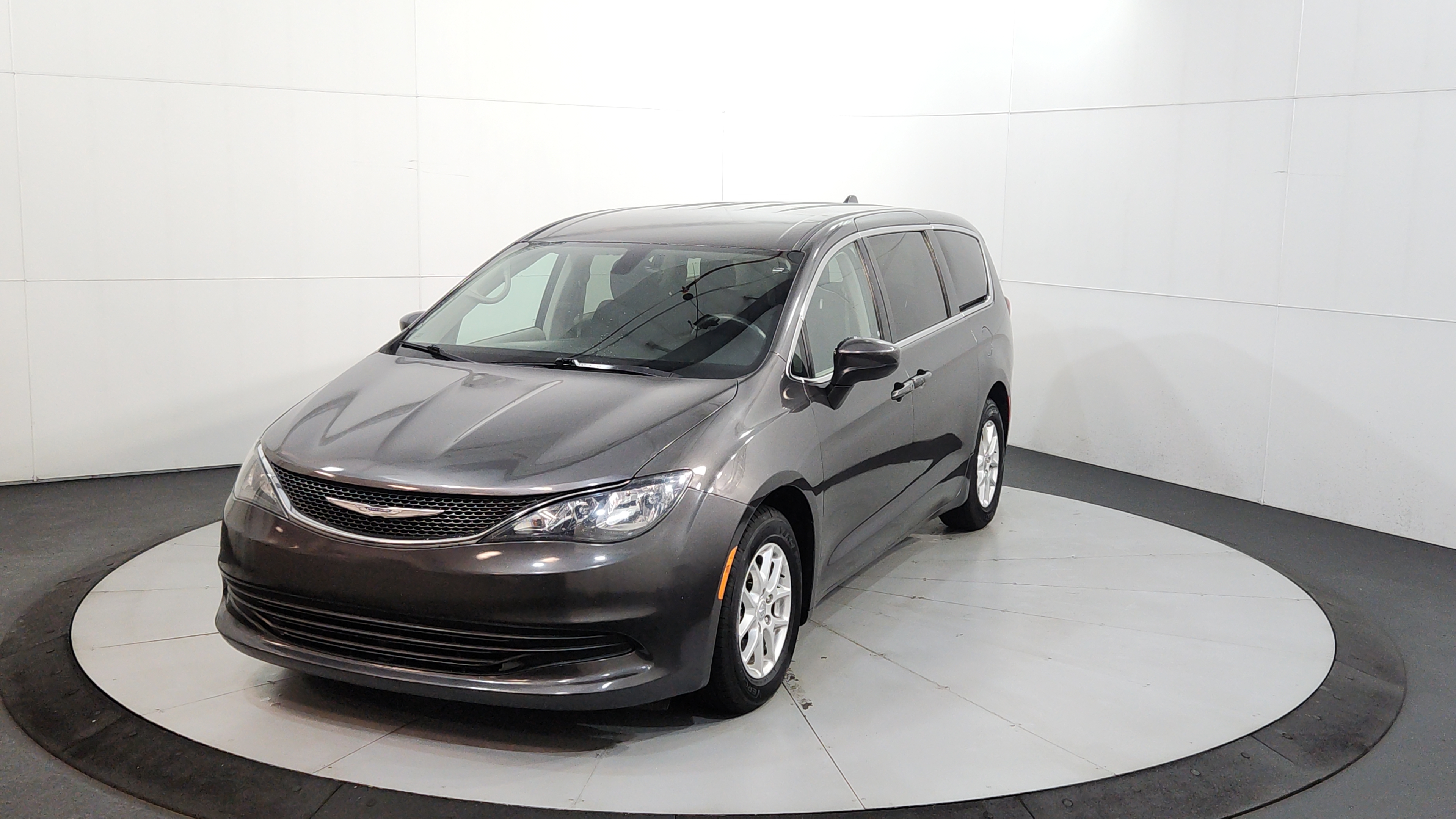 2017 Chrysler Pacifica Touring's photo