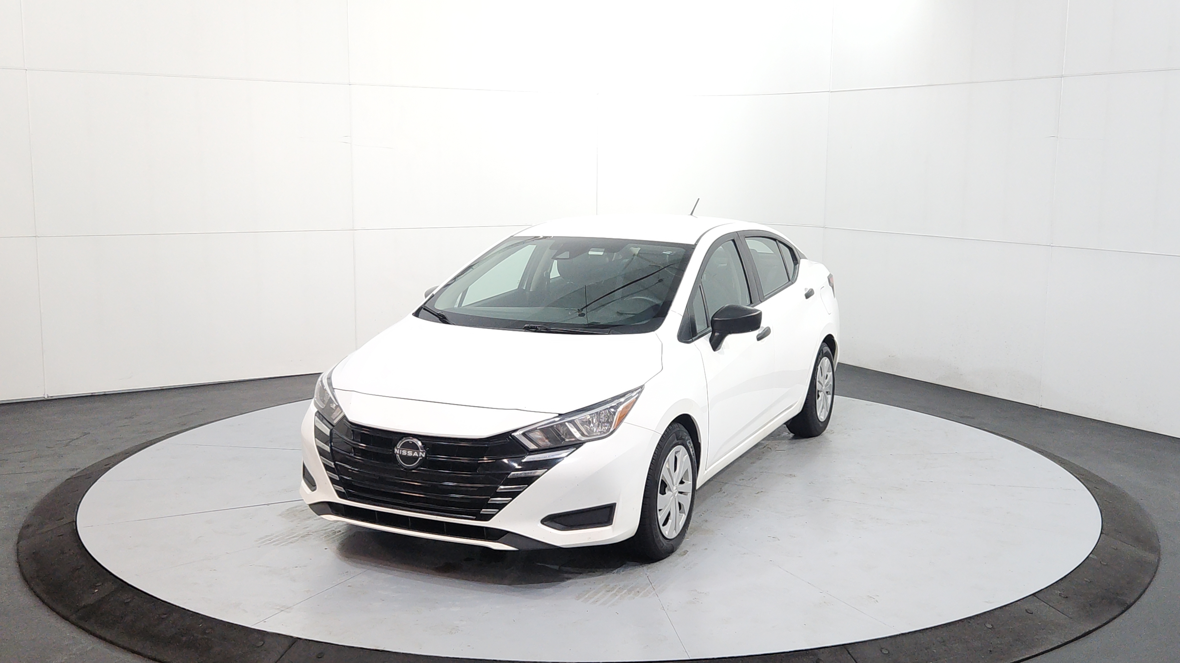 2023 Nissan Versa's photo
