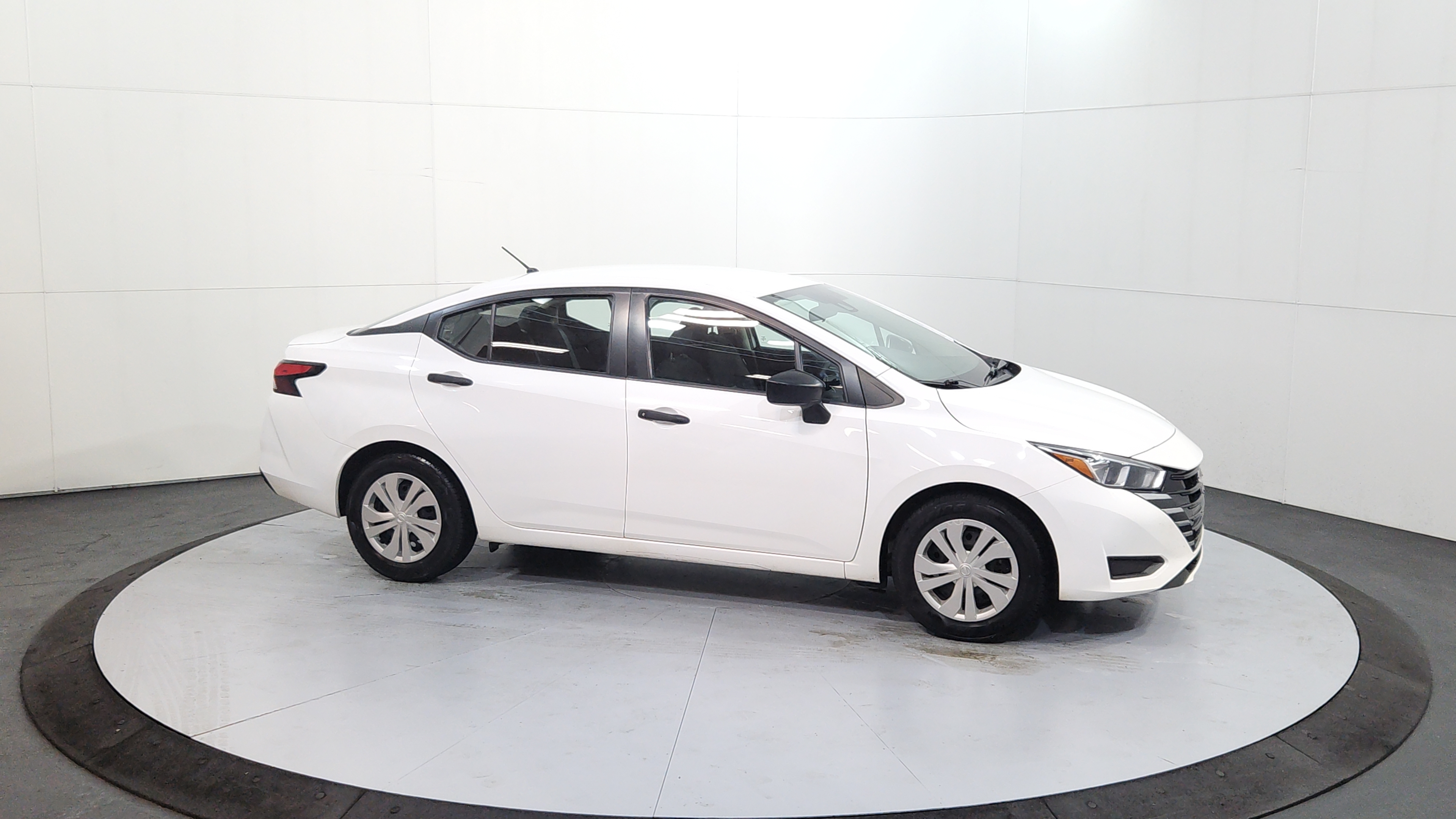 2023 Nissan Versa Sedan 3