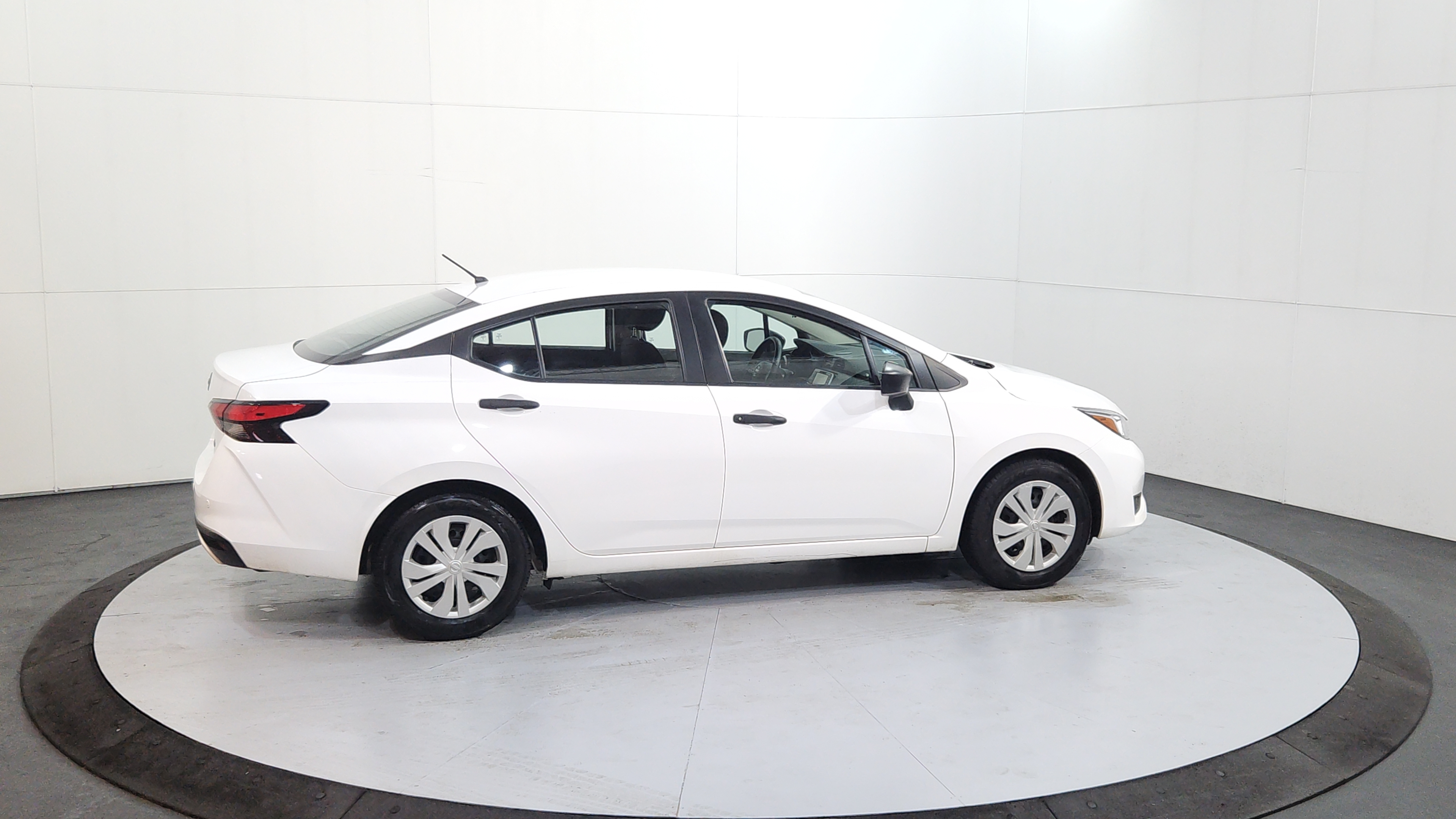 2023 Nissan Versa Sedan 4