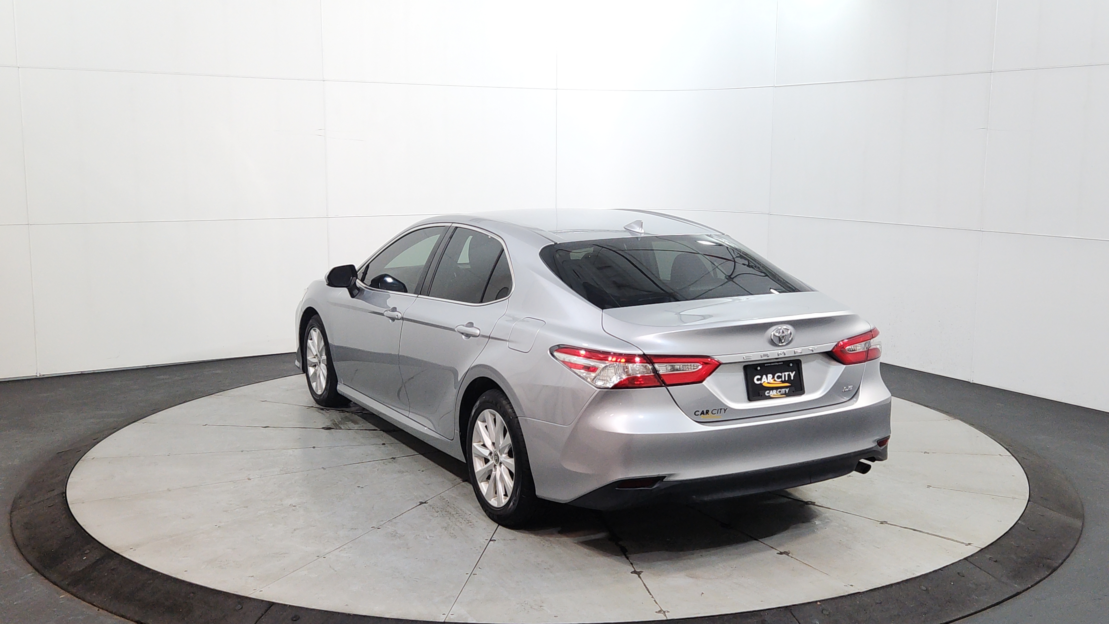 2020 Toyota Camry LE - Photo 6