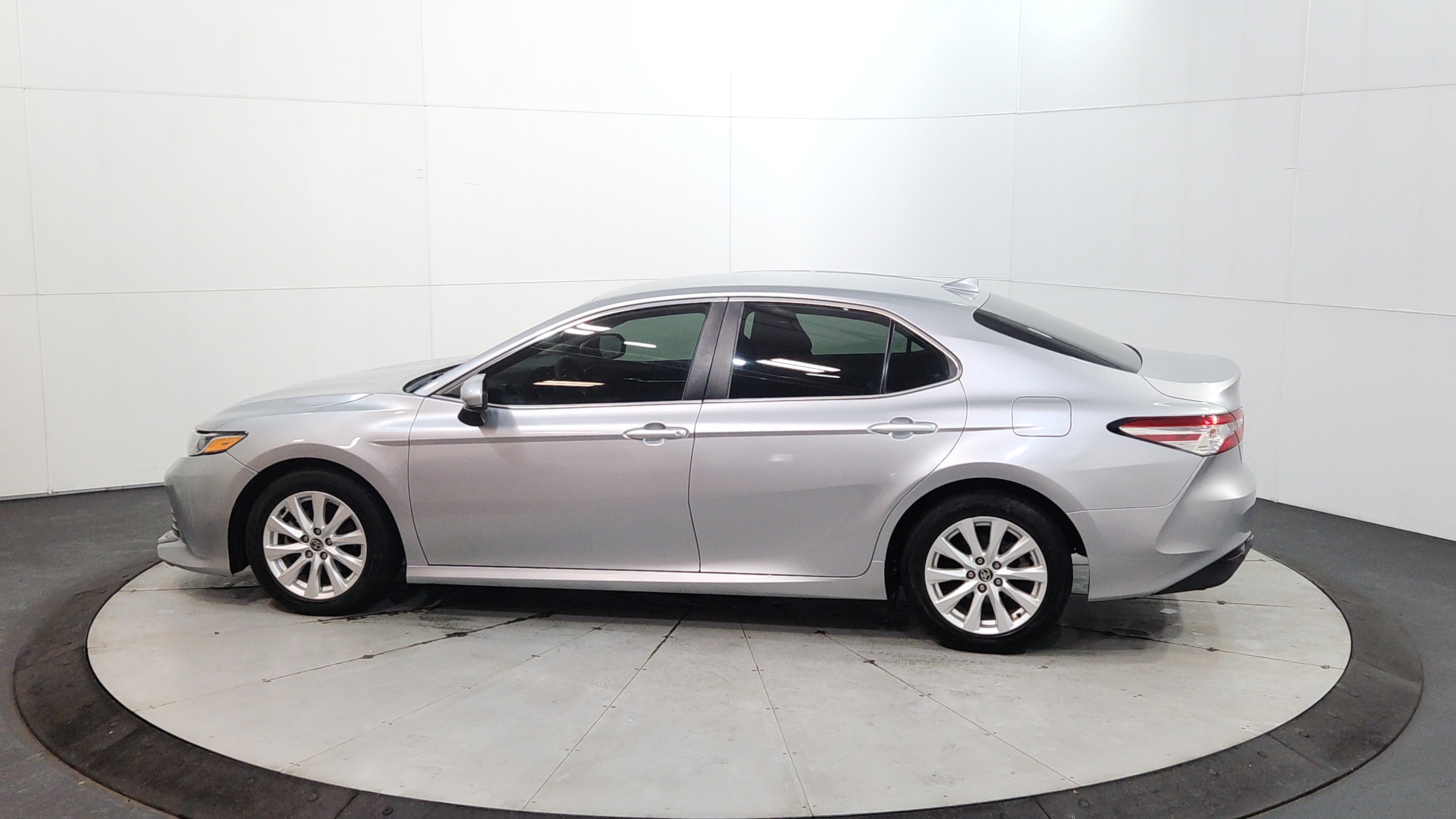 2020 Toyota Camry LE - Photo 7