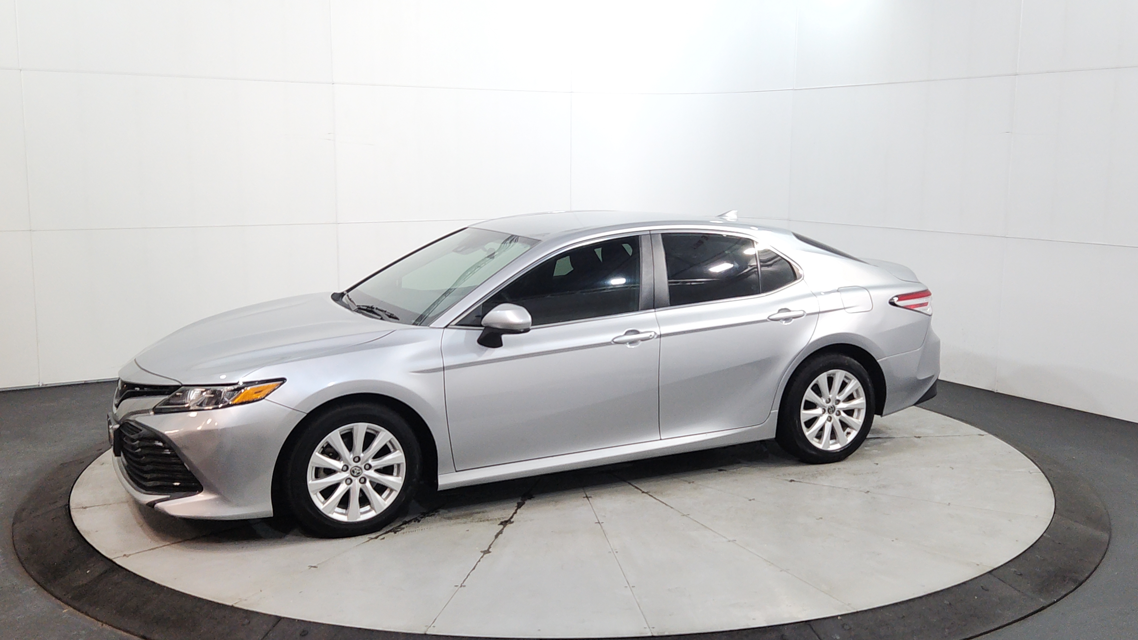 2020 Toyota Camry LE - Photo 8