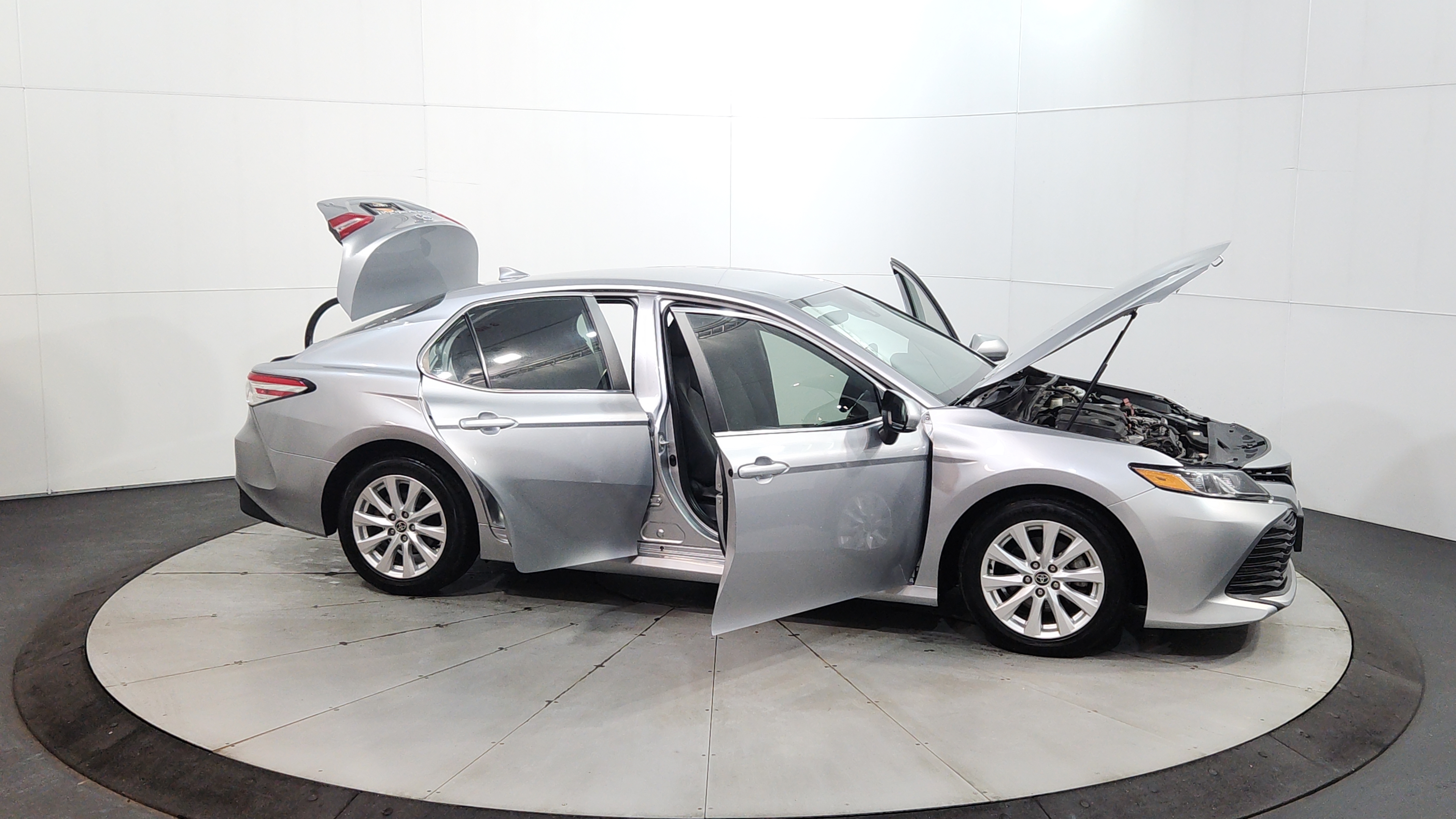 2020 Toyota Camry LE - Photo 10