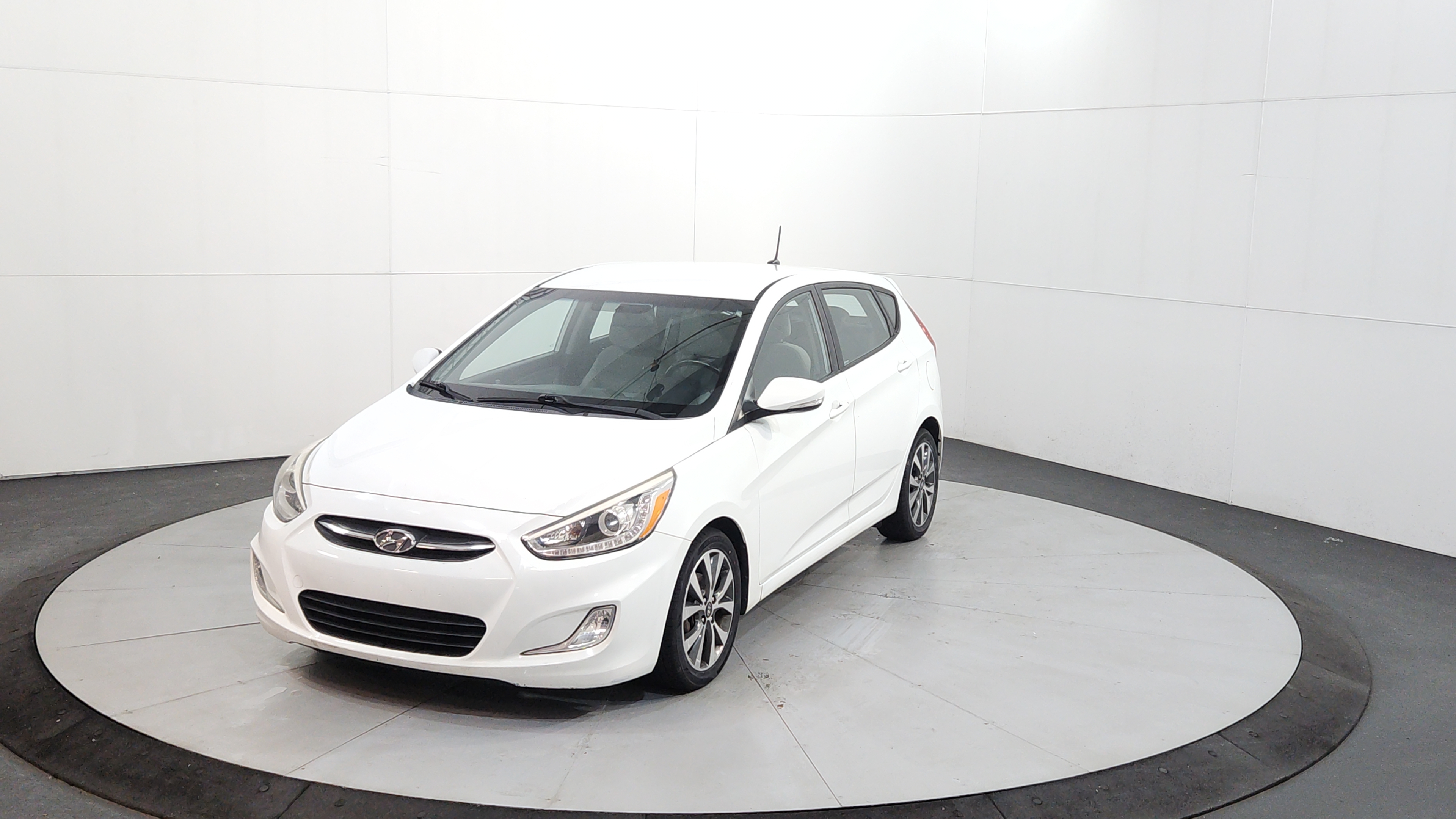2015 Hyundai Accent Sport 5-Door 6-Speed Automatic's photo